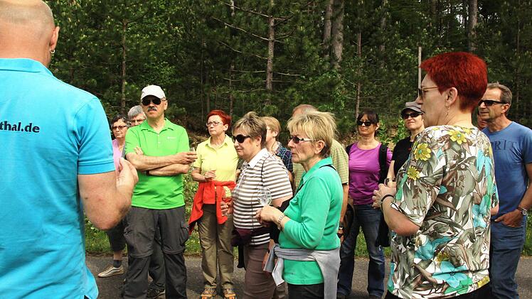 Bernhard Gößmann-Schmitt erklärte den Teilnehmern der Grünen-Wanderung den Weinanbu in Ramsthal. Foto: Grüne