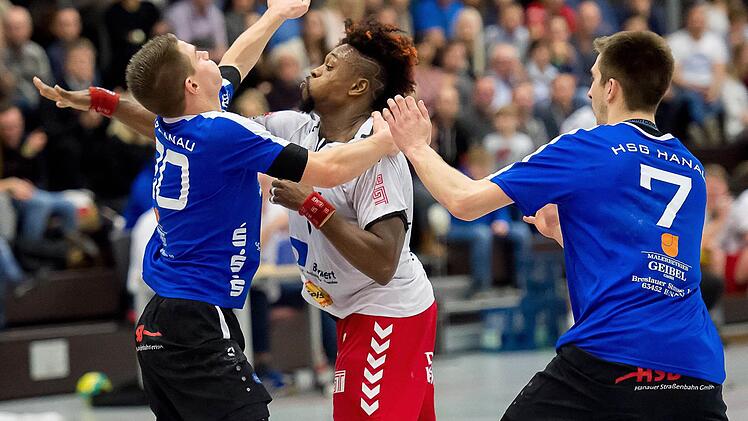 Knackt Gary Hines (Mitte) am Samstag die 100-Tore-Marke? Der HSC-Torjäger steht aktuell bei 93 Treffern, kann sich in Burgdorf aber schon einmal auf eine intensive Bewachung einstellen. Foto: Anand Anders