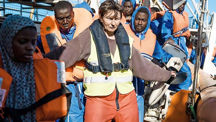Petra Oeckler aus Ebensfeld bei ihrer Arbeit auf der Sea Eye im Mittelmeer. Foto: Daniel Kempf-Seifried