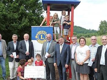 Mit einem Scheck über 33 000 Euro bereitete der Lions-Club Kulmbach den 22 Städten und Gemeinden im Landkreis Kulmbach eine besondere Freude. Foto: Werner Reißaus