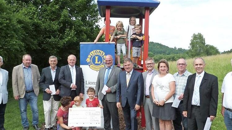 Mit einem Scheck über 33 000 Euro bereitete der Lions-Club Kulmbach den 22 Städten und Gemeinden im Landkreis Kulmbach eine besondere Freude. Foto: Werner Reißaus