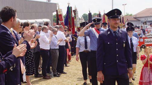 Mit einem Spalier der im Takt der Musik mitklatschenden Ehreng&auml;ste wurde die teilnehmenden Feuerwehren und &uuml;brigen Vereine am Festzelt empfangen.Mario Deller