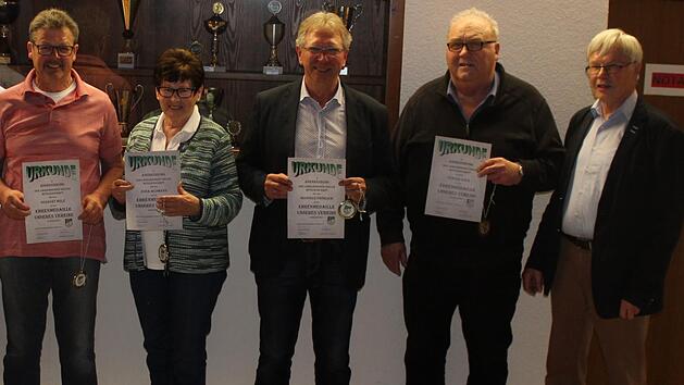 Mit der Ehrenmedaille zeichnete  Ehrenamtsbeauftragter Stefan Schmitt (von rechts), G&uuml;nter Koch, Manfred Fr&ouml;hlich, Edda Hildmann und Herbert Belz aus. Foto: Evelyn Schneider