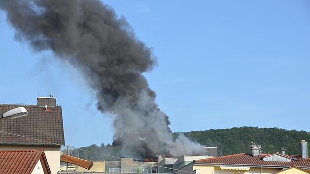 In Unterfranken hat ein Mehrfamilienhaus gebrannt. Die Feuerwehr war vor Ort und leitete die Evakuierung.  Foto: Peter Rauch