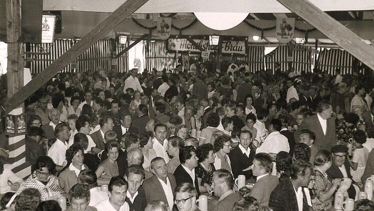 Innenansicht - das Festzelt am Marktplatz. Foto: Archiv Bayerische Rundschau