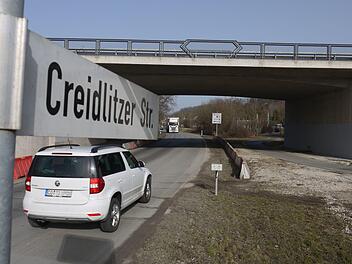 Ein Wunsch des Gemeinderates ist, dass die Carl-Brandt-Straße nicht einfach nur endet, sondern ausgebaut und an die CO 12 angeschlossen wird, und zwar von Creidlitz kommend nach der B 303-Überführung.