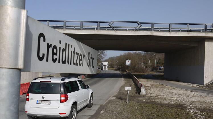 Ein Wunsch des Gemeinderates ist, dass die Carl-Brandt-Straße nicht einfach nur endet, sondern ausgebaut und an die CO 12 angeschlossen wird, und zwar von Creidlitz kommend nach der B 303-Überführung.