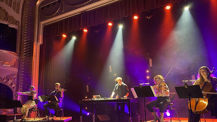 Live-Elektroniker Christian Löffler und das "Detect Ensemble"