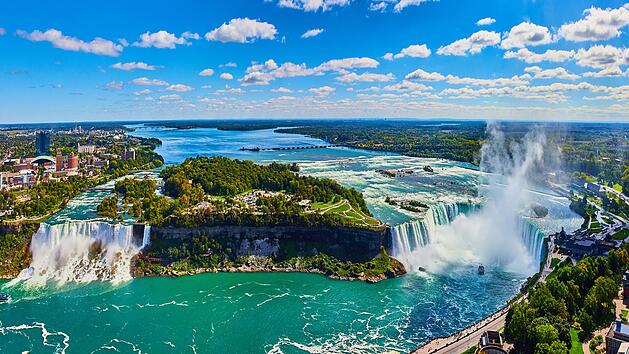 Image of Wide panorama of entire Niagara Falls from Canada overlook Breites Panorama der gesamten Niagarafälle von der Aussicht auf Kanada