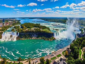 Image of Wide panorama of entire Niagara Falls from Canada overlook Breites Panorama der gesamten Niagarafälle von der Aussicht auf Kanada