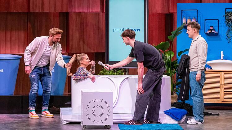 "Wenn ihr euch alle nicht traut, mach ich das": Anne Lemcke, einst Mit-Gr&uuml;nderin von "Ankerkraut", hat keine Angst, sich vor laufenden Kameras nass zu machen. Sie steigt im langen Bl&uuml;mchenkleid in die Eiswanne der "pool.down"-Gr&uuml;nder.