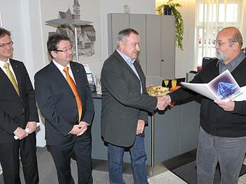 Klaus Gimperlein, Karl Heinz Endlein, Harald Koch und Robert Wirth (v. l.) bei der Übergabe der Urkunde für Harald Koch als Mitglied im Kuratorium der Stiftung Foto: Roland Meister
