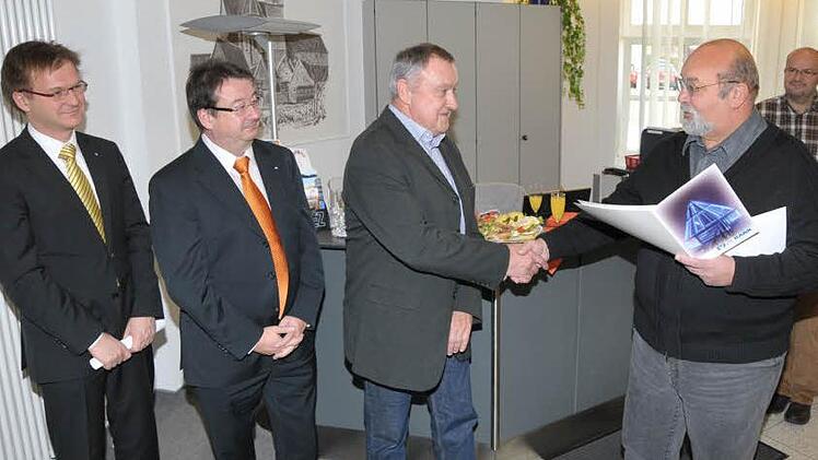 Klaus Gimperlein, Karl Heinz Endlein, Harald Koch und Robert Wirth (v. l.) bei der Übergabe der Urkunde für Harald Koch als Mitglied im Kuratorium der Stiftung Foto: Roland Meister