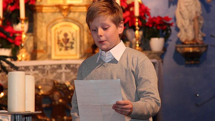 Der junge Philipp Tietze singt ganz ohne Begleitung seine Lieder und erntet am Schluss verdienten Applaus.