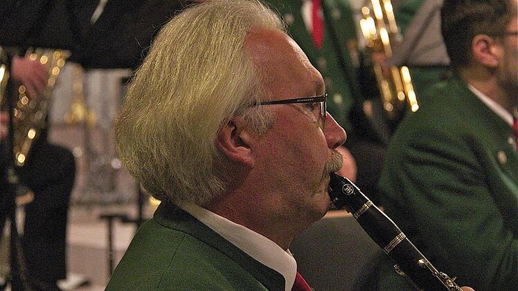 Wiedereinsteiger Reinhard Kühnl glänzte nicht nur mit seiner Klarinette, sondern auch mit besinnlichen Texten.