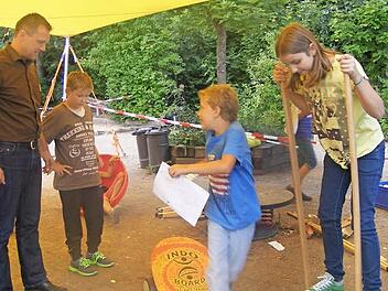 Mit der Kinderspielstadt "Röbalino" bietet Röttenbach derzeit wieder ein ausgefallenes Ferienprogramm. Sogar Bürgermeister Ludwig Wahl wagte sich in den dortigen "Freizeitpark". Fotos: Mona Lisa Eigenfeld