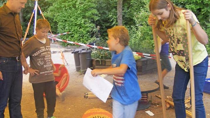 Mit der Kinderspielstadt "Röbalino" bietet Röttenbach derzeit wieder ein ausgefallenes Ferienprogramm. Sogar Bürgermeister Ludwig Wahl wagte sich in den dortigen "Freizeitpark". Fotos: Mona Lisa Eigenfeld