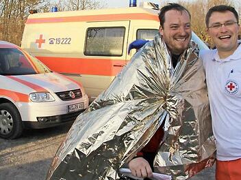 Der Arzt Leo Spor und der Läufer Christoph Götz kennen sich aus Kinderzeiten und trafen sich zufällig am Sani-Bereich des Braveheart Battle Foto: Heike Beudert