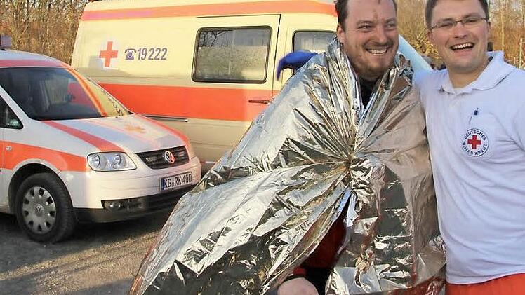 Der Arzt Leo Spor und der Läufer Christoph Götz kennen sich aus Kinderzeiten und trafen sich zufällig am Sani-Bereich des Braveheart Battle Foto: Heike Beudert