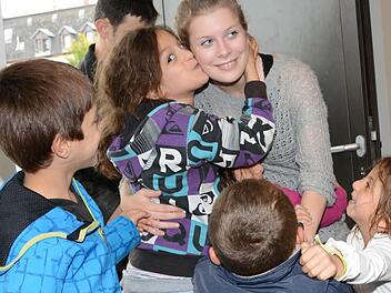 Alle lieben Stella: In der Flüchtlingsunterkunft des BRK Kulmbach freuen sich die Kinder über jeden Besuch von Stella Katzke. Sie gehört zum Team der ehrenamtlichen Helfer, die sich um die Flüchtlinge kümmern. Foto: Dagmar Besand