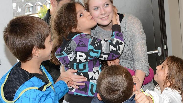 Alle lieben Stella: In der Flüchtlingsunterkunft des BRK Kulmbach freuen sich die Kinder über jeden Besuch von Stella Katzke. Sie gehört zum Team der ehrenamtlichen Helfer, die sich um die Flüchtlinge kümmern. Foto: Dagmar Besand