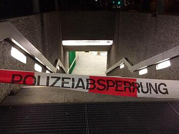 Von der Polizei abgesperrt ist am 01.02.2015 eine Treppe zur U-Bahnstation an der Jakobinenstraße in Fürth. Ein 28-jähriger Mann ist an der U-Bahnstation erstochen worden. Foto: News5/Grundmann/dpa