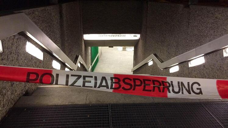 Von der Polizei abgesperrt ist am 01.02.2015 eine Treppe zur U-Bahnstation an der Jakobinenstraße in Fürth. Ein 28-jähriger Mann ist an der U-Bahnstation erstochen worden. Foto: News5/Grundmann/dpa