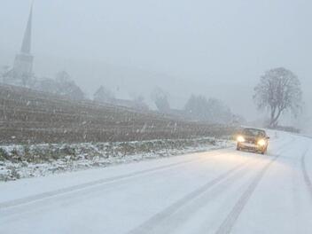 Kurz nachdem die stürmische Wolkenfront dichtes Schneetreiben gebracht hatte, waren die Straßen weiß, wie hier bei Rothmannsthal. Foto: Matthias Einwag