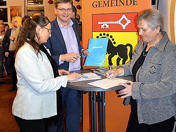Bürgermeister Karl-Heinz Wagner und seine Stellvertreterin Barbara Zeh (rechts im Bild) gingen mit gutem Beispiel voran und unterschrieben noch am Abend die zwei notwendigen Verträge. Der eine ist ein Grundstücksnutzungsvertrag, der der Gemeinde den Zugang zum Grundstück für die Verlegung des Mikrorohres für das Kabel und den Zugang für die Hausverkabelung erlaubt. Dazu kommt noch der Vertrag mit dem BürgerNet. Dieser wird dann entsprechend den Anforderungen der Bürger gestaltet. Foto: Andrea...
