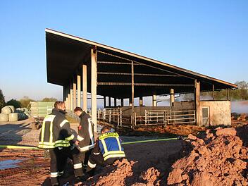 Das ganze Ausmaß der Zerstörung kam erst bei Sonnenaufgang ans Licht, hier die letzten Einsatzkräfte beim Aufräumen. Foto: Ralf Ruppert