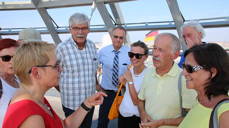 Ein seltenes Privileg: MdB Sabine Dittmar erläutert aktuelle bundespolitische Themen direkt auf dem Dach des Plenarsaals. Foto: Ralf Ruppert