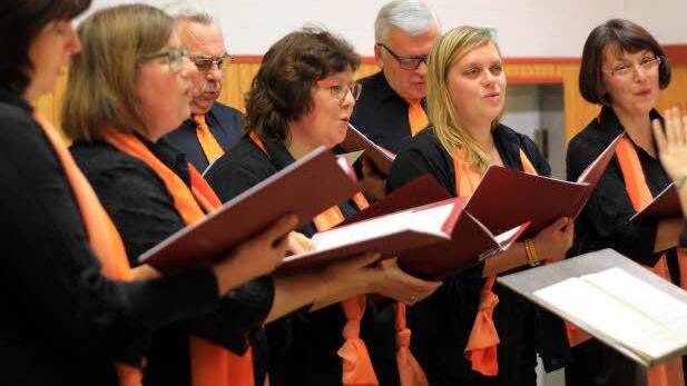 Männer und Frauen singen im Gesangverein Hassenberg.