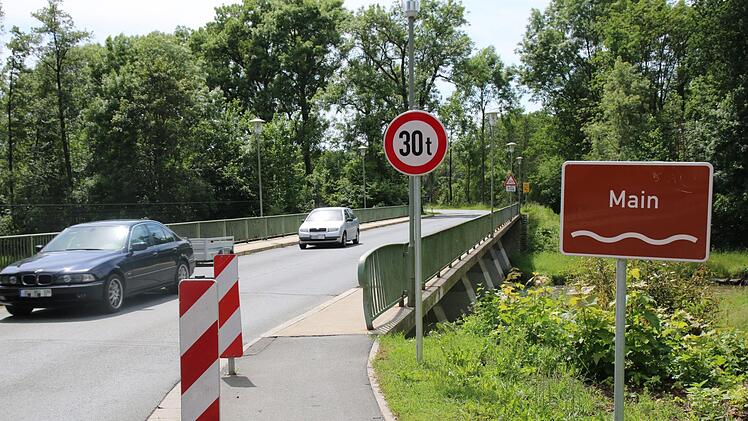 Die Mainleuser Mainbrücke wird im Sommer saniert. Während der dreimonatigen Bauzeit wird die Kreisstraße KU 6 gesperrt. Damit sind die südlichen Ortsteile vom Hauptort abgeschnitten. Foto: Stephan Tiroch