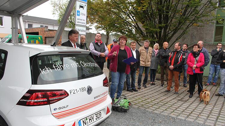 Mehr als 50 Interessierte kamen zum Treffpunkt Elektromobilität. Eingeladen hatten das Landratsamt Kulmbach und die  Energieagentur Nordbayern.  Foto: Sonny Adam