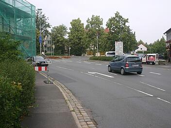 Fußgänger müssen am Lindenplatz auf die Fahrbahn, um an der Absperrung vorbei zu kommen.Martin Rebhan