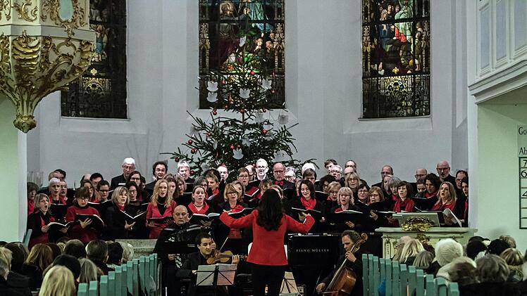 Der Coburger "Chor Unerhört" unter der LEitung von Antoinetta Bafas führte die Misa Tango von Martin Palmeri in Bad Rodach auf.Foto: Jochen Berger