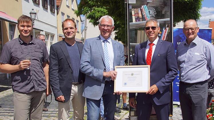 Ein großes Gemeinschaftsprojekt war der offene Bücherschrank des Lions-Clubs Haßberge, der am Samstag der Öffentlichkeit übergeben wurde. Unser Bild zeigt von links:  Werner Ilzhöfer, dessen Firma den Schrank gebaut hat, Stadtmanager Marc Heinz, Bürgermeister Günther Werner, Lions-Präsident Franz Beck und Vizepräsident Wolfgang Rottmann.