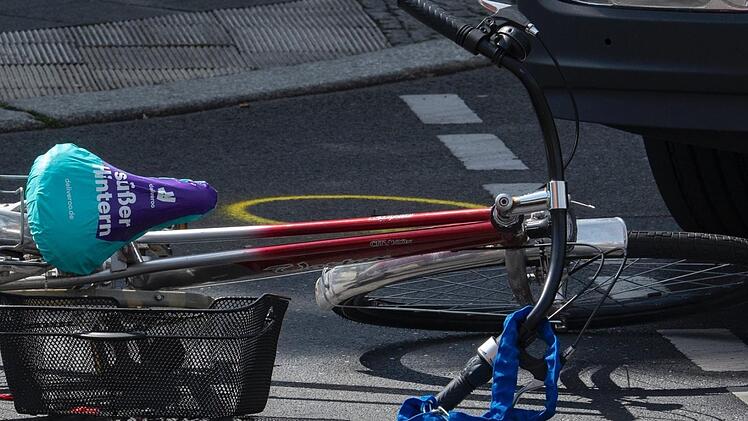 Ein 14-J&auml;hriger st&uuml;rzte am Montag mit seinem Fahrrad in Bad Neustadt. Eine &Auml;rztin eilte ihm zu Hilfe und versorgte ihn. Symbolfoto: Paul Zinken/dpa