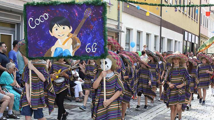 Blumen und Kränze für die Mädchen, Fliege und kurze Hosen für die Jungs: Die Grundschule An der Heubischer Straße zeigte, wie das Kinderfest anno dazumahl aussah. Fotos: Michael Stelzner