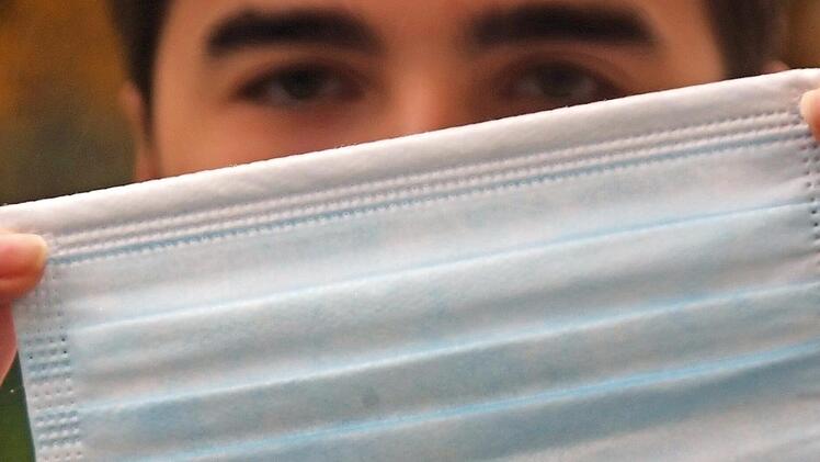 Das Tragen einer Maske wird im Kampf gegen das Virus weiter eine große Rolle spielen. Doch kurzfristig müssen sich die Kronacher noch auf erheblich tiefere Einschnitte in ihren Alltag gefasst machen, weil die Infektionszahlen auch hierzulande rapide steigen. Foto: Marco Meißner
