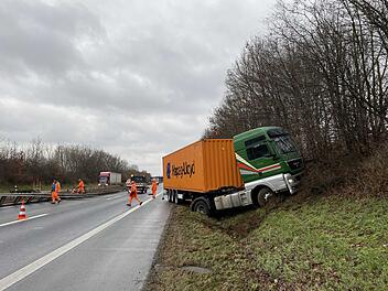 Lastwagen durchbricht Mittelleitplanke: Fahrer leicht verletzt