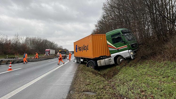 Lastwagen durchbricht Mittelleitplanke: Fahrer leicht verletzt