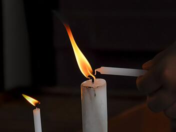 Vilseck: Auto durchtrennt Baum bei Unfall - 20-J&auml;hriger t&ouml;dlich verletzt