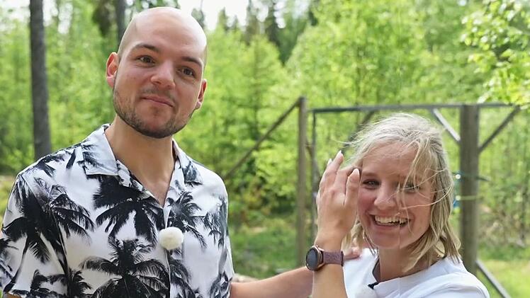 Daniel und Lina verstehen sich super.