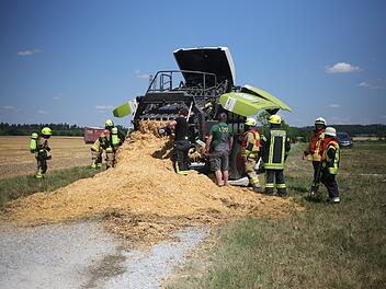 Entflammte Ballenpresse steckt Feld in Brand