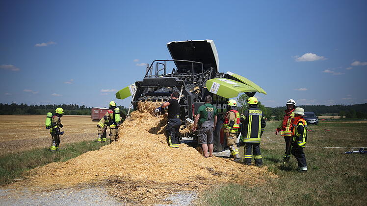 Entflammte Ballenpresse steckt Feld in Brand