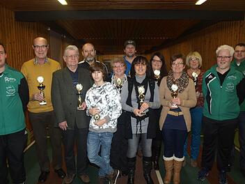 Zum 20. Mal richtete der TSV Oerlenbach ein Kegelturnier für Hobbysportler auf Großgemeindeebene aus. Die Bestplatzierten in Einzel- und Mannschaftswertungen zeichneten Abteilungsleiter Matthias Schmitt (ganz links) sowie (von rechts) Vorsitzender Sven Schüller und Sportwart Jürgen Mohr mit Pokalen aus. Foto: Stefan Geiger