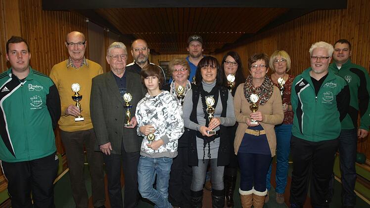 Zum 20. Mal richtete der TSV Oerlenbach ein Kegelturnier für Hobbysportler auf Großgemeindeebene aus. Die Bestplatzierten in Einzel- und Mannschaftswertungen zeichneten Abteilungsleiter Matthias Schmitt (ganz links) sowie (von rechts) Vorsitzender Sven Schüller und Sportwart Jürgen Mohr mit Pokalen aus. Foto: Stefan Geiger