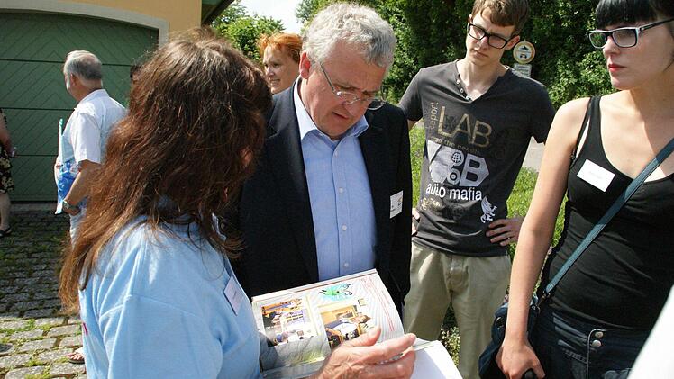 Beeindruckt zeigte sich Bezirksheimatpfleger Prof. Dr. Klaus Reder von den Aktivitäten der Theatergruppe und auch der "I have a dream group", die ihm Dominik Baum (Zweiter von rechts) vorstellte.