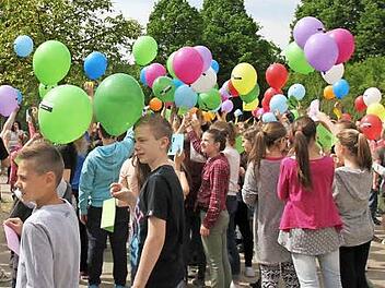 Luftballons trugen die Wünsche der Schüler in die Welt.  Foto: Günther Geiling
